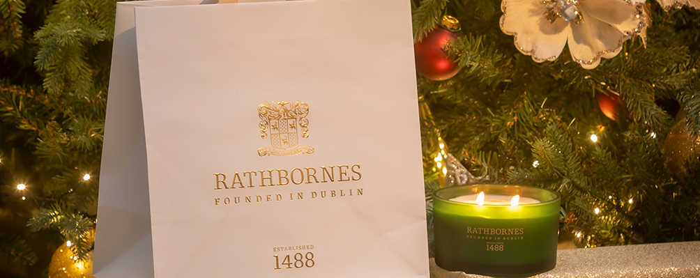 Unwrapping Elegance: The Art of Packaging Luxury Candles for Christmas.