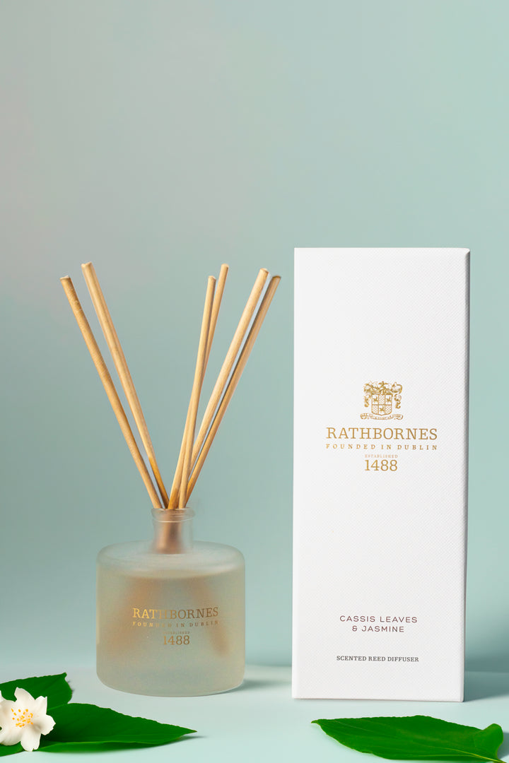 Cassis leaves Diffuser with a light background and with a leaf and a flower in the foreground.
